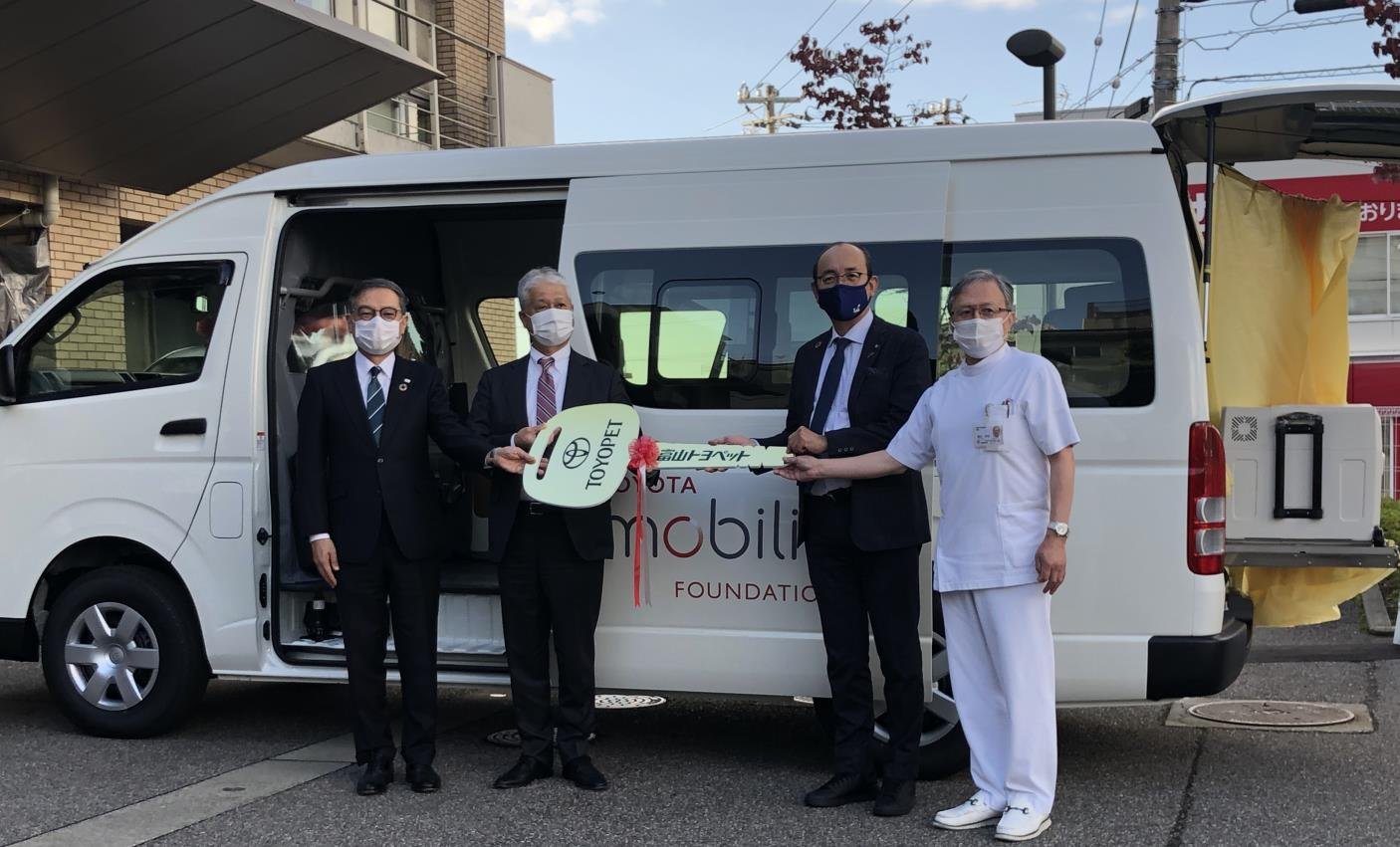 Handing over the PCR testing vehicle to Nanto City and the Nanto Municipal Hospital