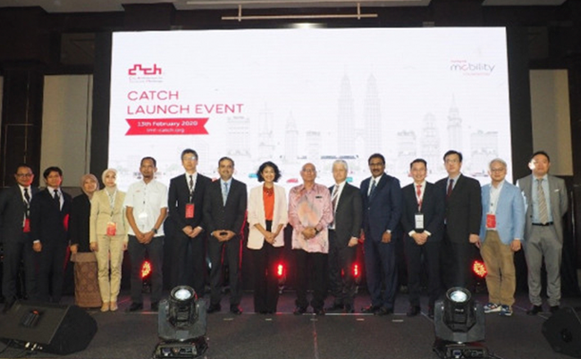 ローンチイベントでの関係者の集合写真