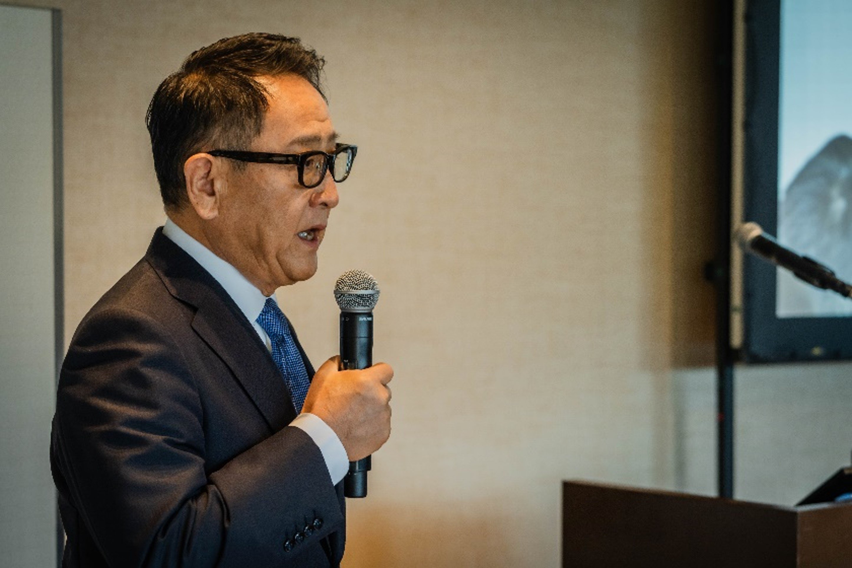 タテシナ会議でTMF理事長の豊田章男が話している様子の写真