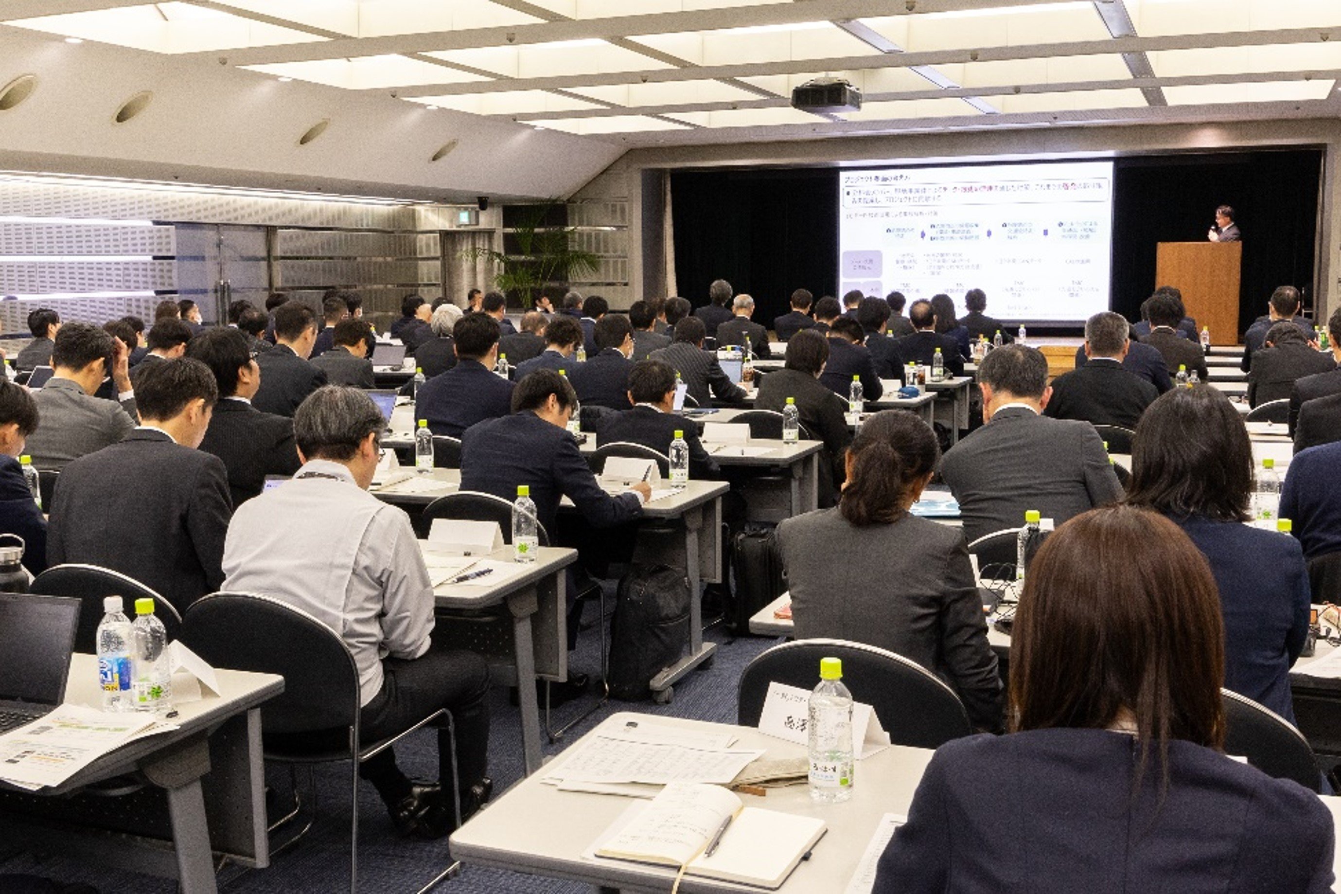 タテシナ会議の実務活動であるタテシナ分科会の会合写真