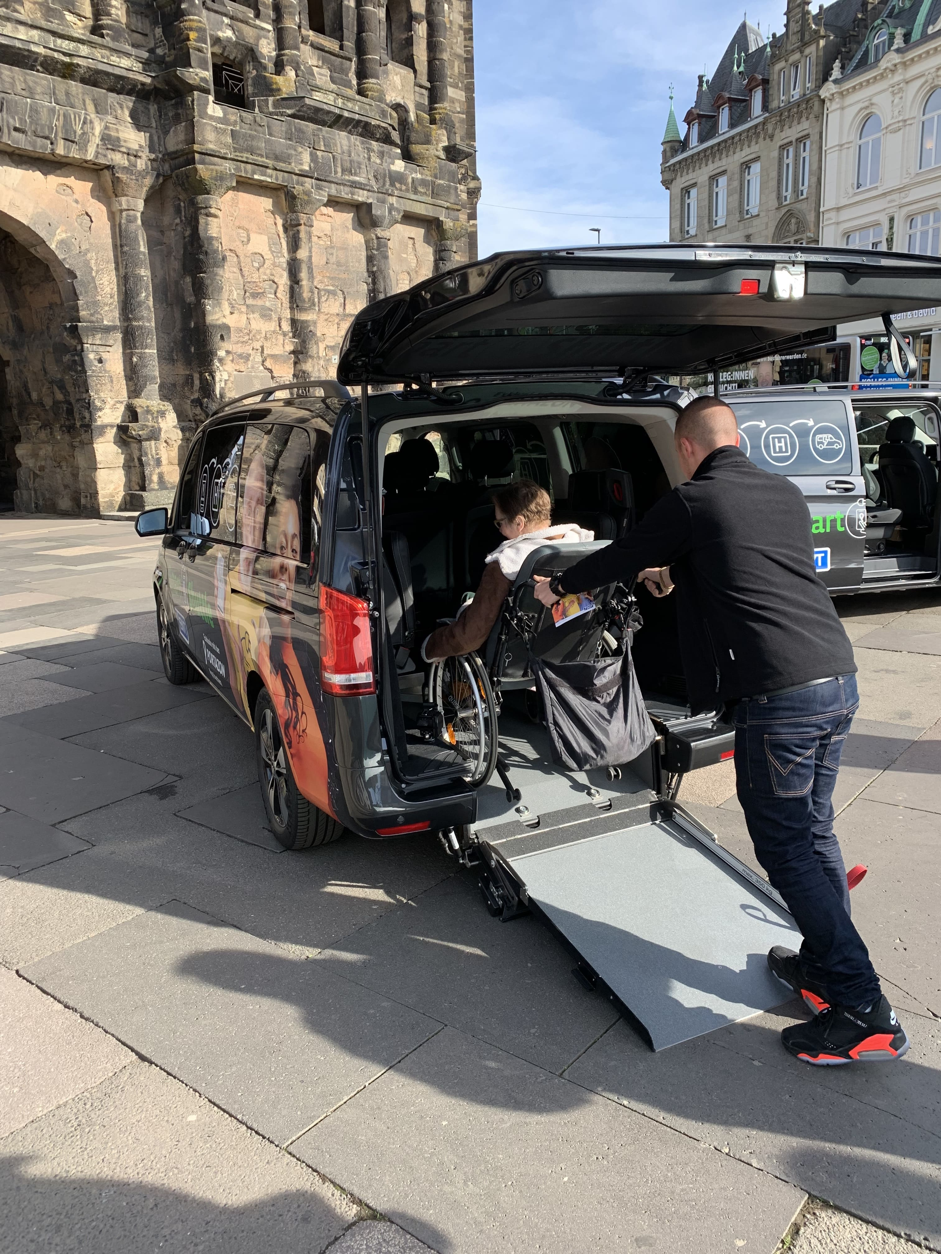 シャトルバスサービス