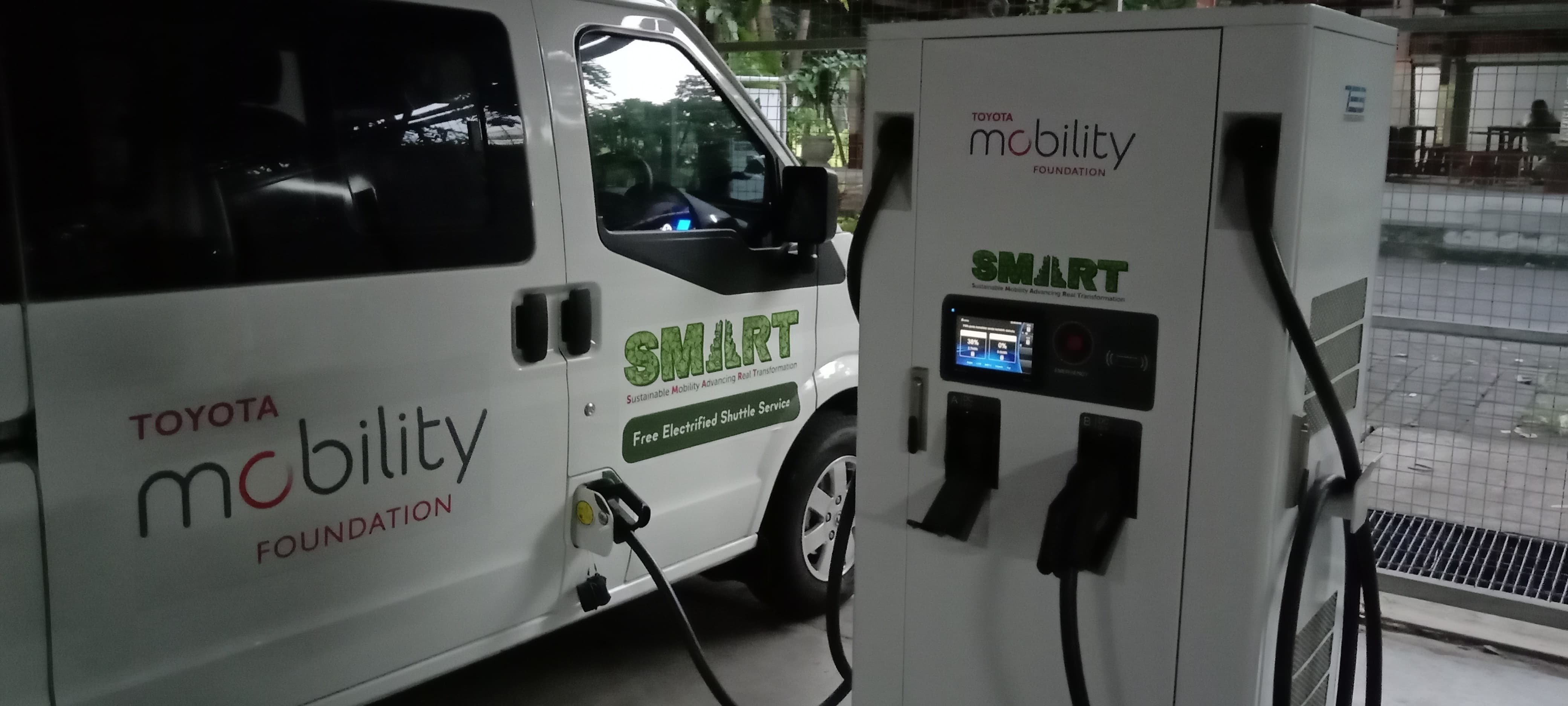 サービスエリア内に設置された急速充電ステーション