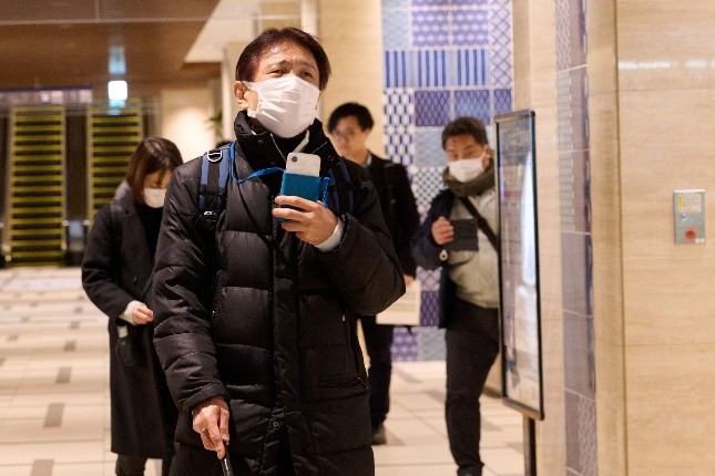 視覚支援アプリで信号横断