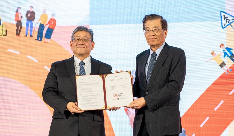 和泰純青基金との調印式の写真